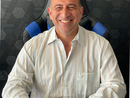 Retrato do advogado Jorge Tahech sorrindo em seu escritório, autor do relato Carta da América.