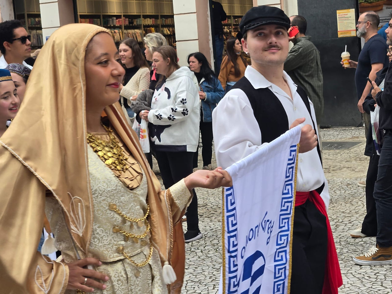  Detalhes minuciosos e ornamentos dourados compõem a imponente vestimenta tradicional da etnia grega