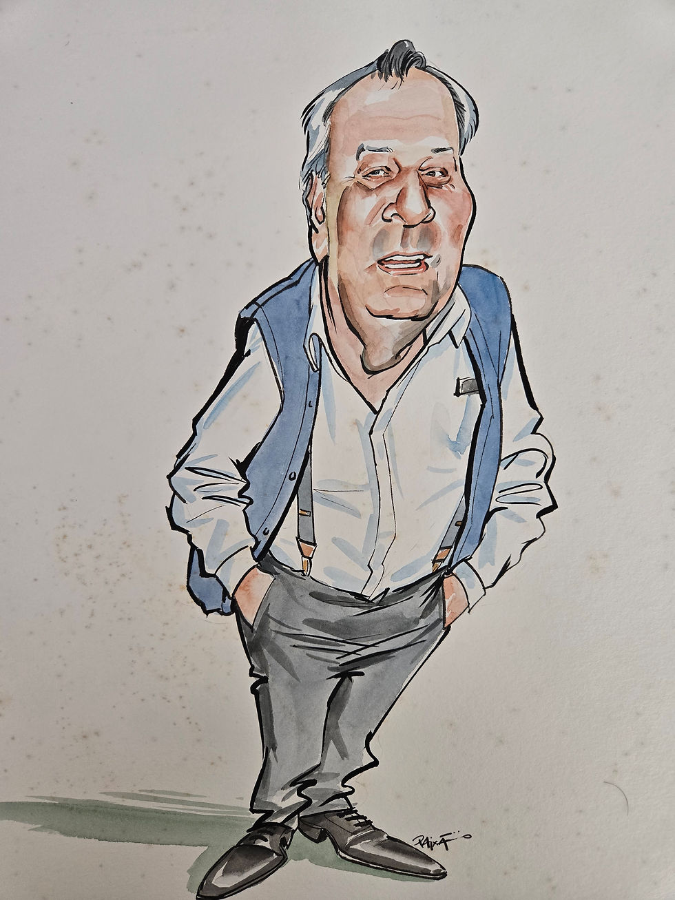 Caricatura em estilo desenho com aquarela de Paulo Rocha de corpo inteiro. Ele aparece sorrindo, de cabelos grisalhos penteados para trás, vestindo camisa social branca de mangas compridas dobradas, colete azul aberto, suspensórios e calça social cinza com as mãos nos bolsos. No rodapé, a assinatura do cartunista Paixão.