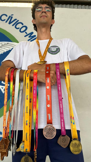 Diogo Vieira dos Santos de Cambira, mostra orgulhoso as medalhas que conquistou.
