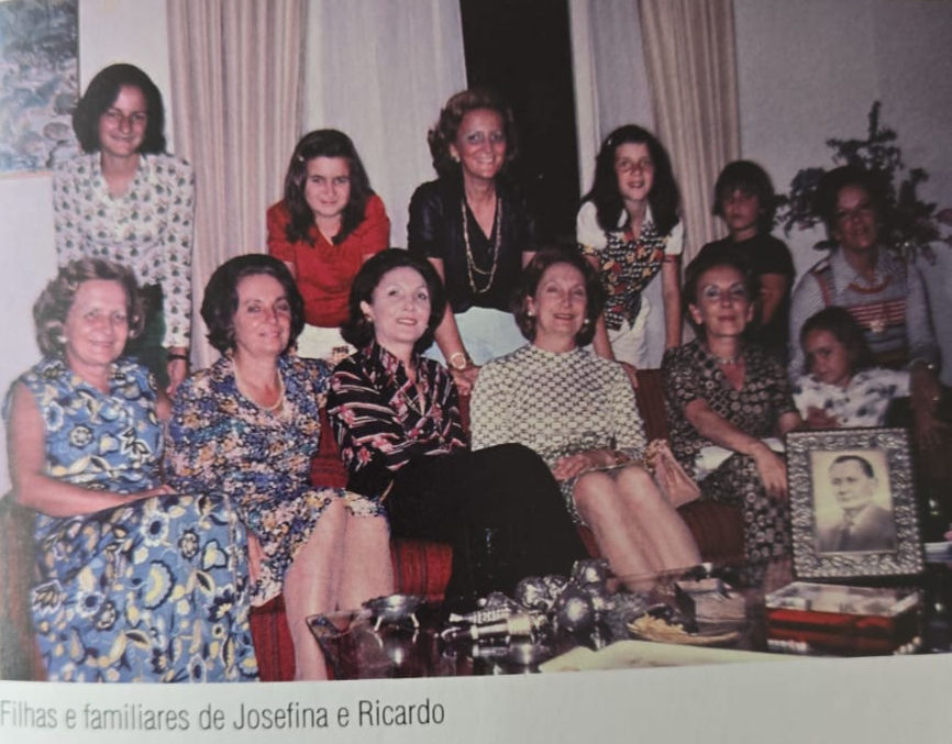 Filhas e familiares de Josefina e Ricardo Lunardelli reunidos em registro fotográfico histórico.