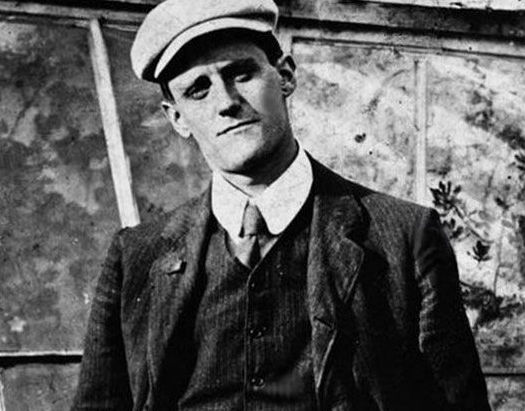 Os poemas de Chamber Music foram escritos quase todos em Dublin, na juventude de James Joyce, e foram tirados da obscuridade em grande parte pelos esforços do irmão de Joyce, Stanislaus. James chamava os poemas de “poemas de amor”, e Stanislaus o criticava, dizendo que seria mais conveniente chamá-los de “poemas de prostitutas”, em vista da fonte de inspiração.