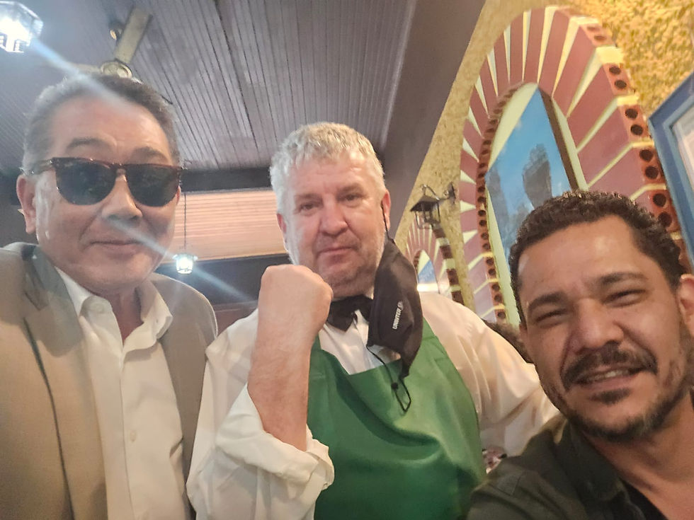Luiz, o garçom filósofo do Restaurante São Francisco, explica aos advogados Hatsuo Fukuda e Elias Olímpio de Paula Filho: “Até agora, a filosofia se limitou a interpretar o mundo. O que importa é transformá-lo”. Ambos sorriem, mas por motivos diferentes.
