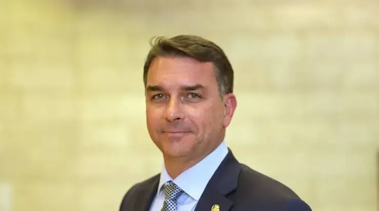 Flávio Bolsonaro veio a Curitiba fugindo de Daniel Vorcaro. O senador Sérgio Moroo recebeu de braços abertos.