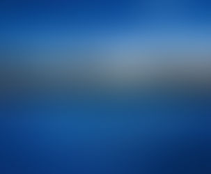 Duas quadras de tênis de piso duro azul com linhas brancas, separadas por redes, iluminadas por fortes refletores de postes altos sob um céu de fim de tarde azul-escuro.