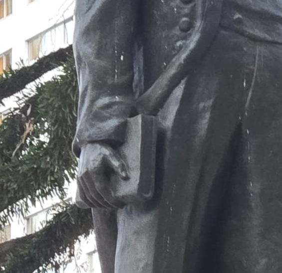 Detalhe da estátua do poeta Tarás Tchevtchenko, na Praça da Ucrânia, em Curitiba. O poeta carrega sua arma, um livro, e olha sereno para o futuro em que a Ucrânia será independente e seu povo se libertará de seus senhores.