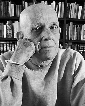 Retrato em preto e branco do escritor brasileiro Rubem Fonseca olhando de perfil, com óculos e expressão séria.