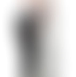 Fotografia em preto e branco em fundo branco destacando uma pequena estatueta retrô de noivos para topo de bolo de casamento.