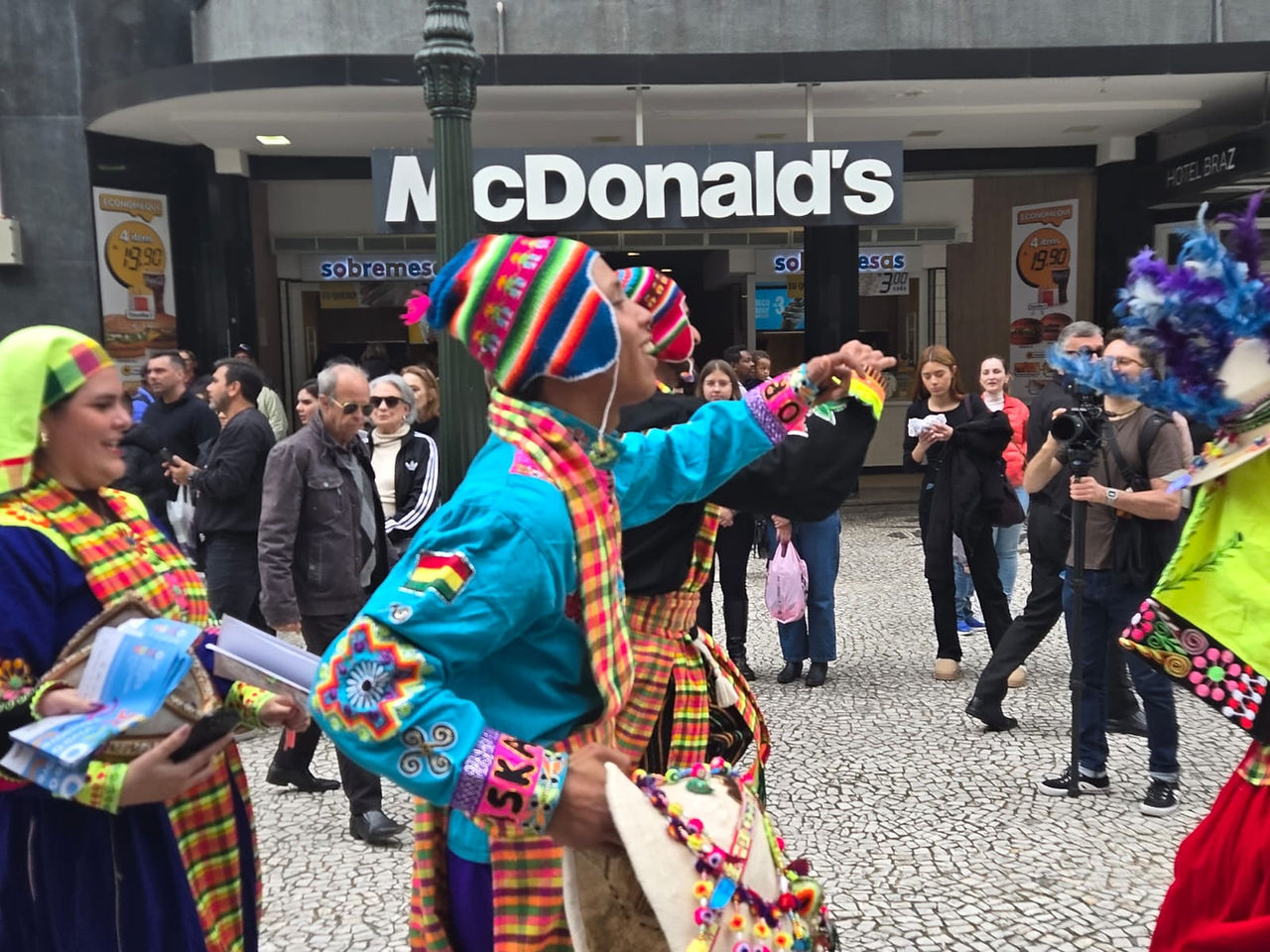 A vibrante e alegre expressão cultural andina ganha destaque com os trajes da etnia boliviana na Boc