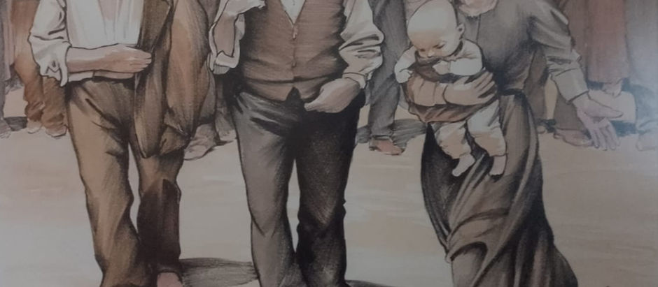 Caricatura em tons sépia com o senador Flávio Arns à esquerda de jaqueta no ombro, o cardeal Dom Paulo Evaristo Arns ao centro de colete, e a Dra. Zilda Arns descalça carregando um bebê à direita. Eles marcham firmes à frente de uma multidão de trabalhadores.