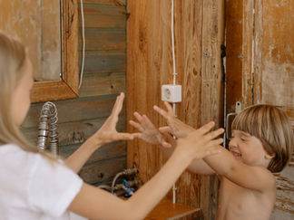 Eczéma chez l'enfant : quels facteurs peuvent favoriser les poussées ?