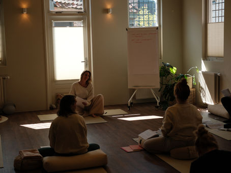 Yogadocente Tina Kruisdijk van de OGuru School of Yoga in Almelo geeft uitleg over Hatha yoga