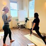 Yogastudenten tijdens asana lab van de hatha yoga docentopleiding