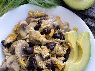 HUEVO CON FRIJOLES Y CHAMPIÑONES