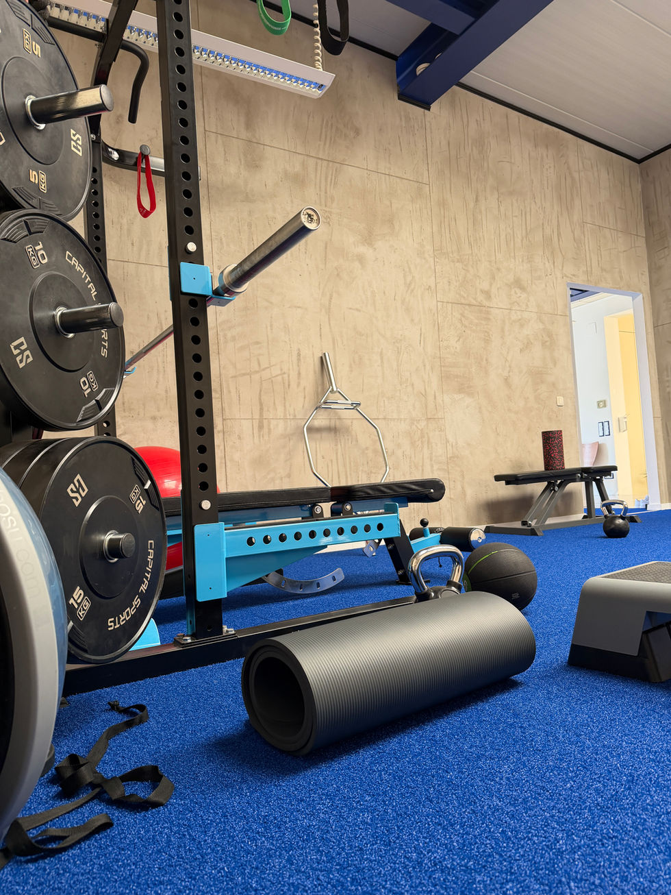 Wand in Betonoptik mit Fitnessgeräten aus Bodenperspektive