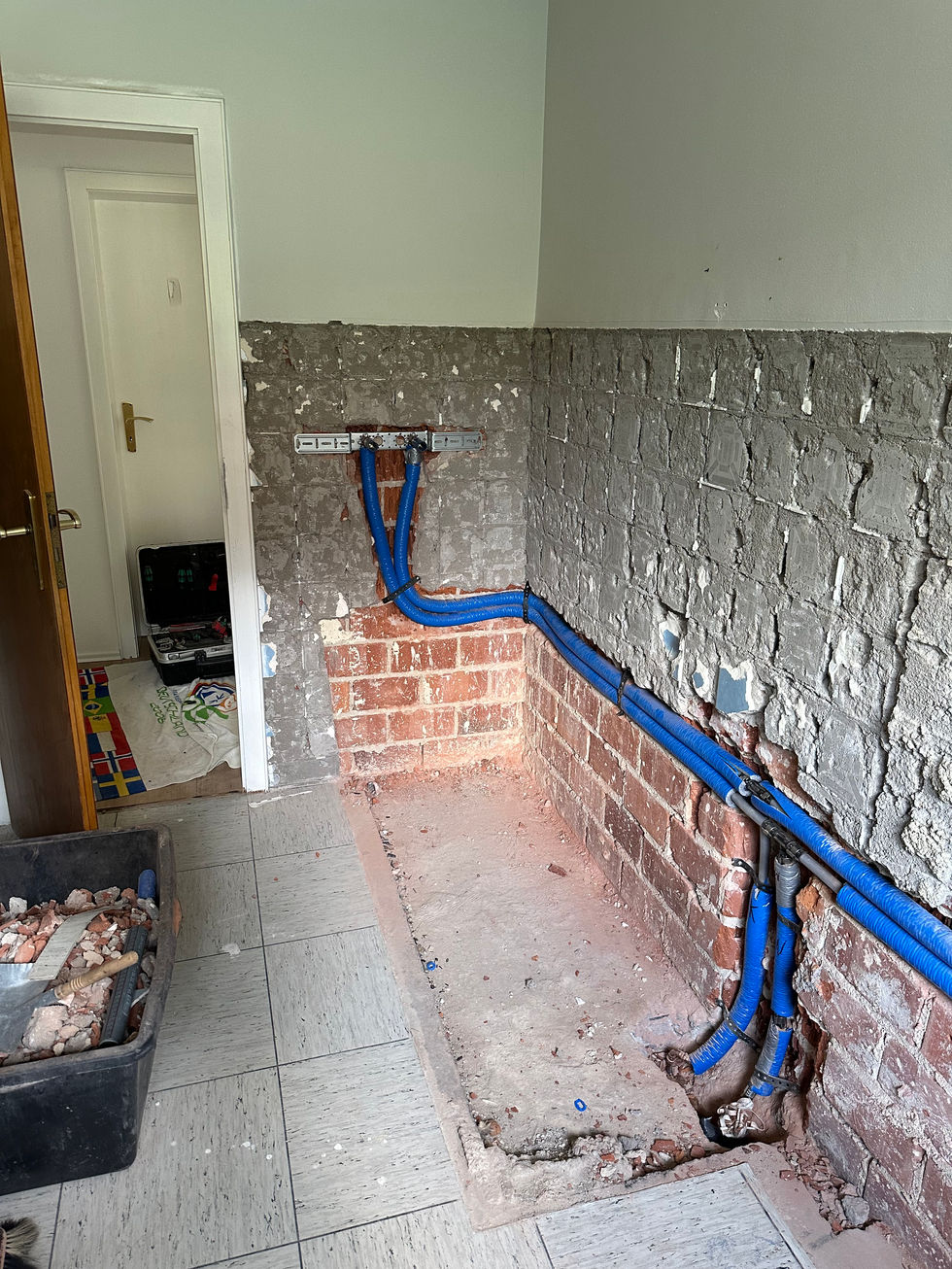 Vorher Ansicht der Ecke neben dem Eingang des Bades, in der jetzt die fugenlose, bodengleiche Walk-In Dusche installiert ist - ebenfalls zu sehen die neue SHK Installation