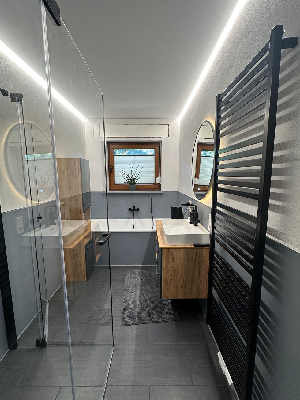 Fertiges komplettes Bad - Fußbodenheizung, Badewanne, bodengleiche Walk-In Dusche, Spanndecke, zusätzlicher Handtuchheizkörper