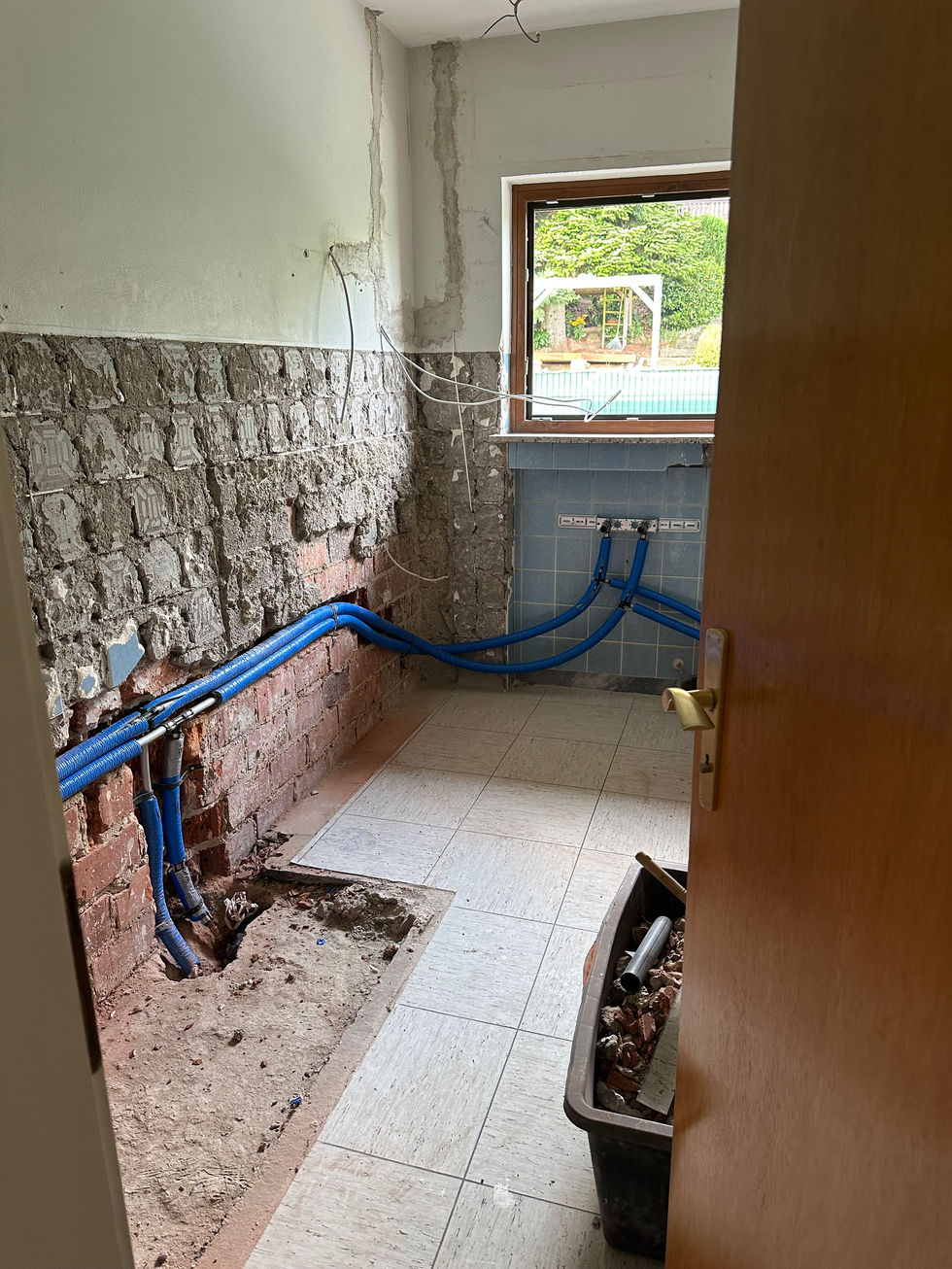 Vorher Ansicht der Detailansicht Fensterseite, zu sehen die neue SHK Installation sowie freigestemmter Boden