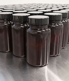 Flacons ambrés de compléments alimentaires en quantité