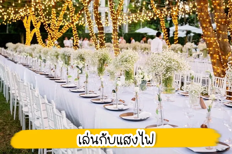 เซฟไว้และทำตามเทรนด์งานแต่ง 2023 เทรนด์งานแต่ง 2023 ธีมงานแต่งแบบไหนที่กำลังมาแรง คู่รักที่มีแพลนจัดงานวิวาห์ในเร็ว ๆ นี้ต้องรีบตามมาอัปเดต เพราะเรารวมคีย์หลักเทรนด์งานแต่ง 2023 มาไว้ให้แล้ว ไหนใครวางแผนจะแต่งงานปี 2023 อยู่บ้างยกมือขึ้น ! กระปุกดอมคอมเชื่อว่าคู่รักที่กำลังจะจูงมือเข้าพิธีวิวาห์ในปีหน้านี้ ต้องกำลังตื่นเต้นและเตรียมตัวหาธีมงานแต่งงานกันอยู่แน่นอน แต่หลาย ๆ คู่ก็อาจจะปวดหัวว่าจะจัดงานแต่งงานออกมาในรูปแบบไหนดี ถึงจะเก๋ ดูดี และน่าจดจำไปอีกแสนนาน เพื่อให้งานแต่งของคุณออกมาสมบูรณ์แบบที่สุด เราจึงอาสามาเป็นผู้ช่วยอัปเดตเทรนด์งานแต่ง 2023 ทั้งธีมสี การตกแต่ง และไอเดียต่าง ๆ ให้กับว่าที่บ่าวสาวกันก่อนใคร ถ้าอยากมีงานแต่งสุดล้ำนำเทรนด์ ห้ามพลาดเลยเชียวนะ ! 1. ธีมสีธรรมชาติ ตามเทรนด์สีแห่งปี Pantone 2023 ธีมสีงานแต่งที่มาแรงในปีนี้จึงเน้นไปที่สีที่มีความเป็นธรรมชาติ สงบ และสบายตา อย่างเฉดสีเขียวพาสเทล Neo-Mint ดูสดชื่น สีเขียวมะกอกที่สื่อถึงความอุดมสมบูรณ์ของต้นไม้ สีฟ้า Powder blue ที่ดูอ่อนโยน นุ่มนวล ผ่อนคลาย ไล่ไปจนถึงสีโทนเหลือง สีน้ำตาล และสีม่วง ที่จะเสริมให้งานแต่งงานดูสดใสและมีสีสันมากขึ้น หรือจะเลือกธีมสีน้ำเงิน Classic Blue ก็อินเทรนด์ไม่เบา 2. Eco Wedding เทรนด์งานแต่ง 2023 แนวรักษ์โลกก็ถือว่ามาแรง โดยคอนเซ็ปต์ของงานจะเน้นการเลือกใช้สิ่งของในงานที่ช่วยรักษาสิ่งแวดล้อม หรือใช้สิ่งของที่นำกลับมาทำประโยชน์ต่อได้ ไม่ได้ใช้ครั้งเดียวทิ้ง เช่น ใช้พลาสติกที่ย่อยสลายได้ แจกของชำร่วยเป็นต้นไม้ ใช้ขวดแก้วสวย ๆ ในการตกแต่ง การ์ดเชิญที่ทำจากกระดาษรีไซเคิล หรือแม้แต่ช่อดอกไม้ของเจ้าสาวก็อาจจะเป็นต้นไม้ที่นำไปปลูกต่อได้ด้วย 3. Micro Weddings หมดยุคของการแต่งงานแล้วต้องเชิญแขกมาเป็นพันคนแล้วล่ะ เพราะเทรนด์ 2023 คู่รักจะหันมาจัดงานแต่งเล็ก ๆ กันมากขึ้น เชิญเฉพาะญาติสนิทมิตรสหายราว ๆ 40-50 คนเท่านั้น งานนี้นอกจากจะประหยัดงบประมาณแล้ว ยังช่วยสร้างโมเมนต์ที่เป็นกันเองและติดตรึงอยู่ในความทรงจำไปแสนนาน 4. การตกแต่งแบบ Minimal กระแสการตกแต่งในสไตล์มินิมอลยังคงฮิตอย่างต่อเนื่อง ซึ่งเทรนด์งานแต่ง 2023 คาดว่าจะมาแรงไม่มีตกเช่นกัน โดยจะเน้นไปที่การตกแต่งแบบเรียบ ๆ ง่าย ๆ ไม่ต้องใช้วัสดุอะไรมากมาย ข้อดีก็คือถ่ายรูปออกมาแล้วดูสบายตาและไม่เชย หยิบรูปมาดูกี่ครั้งก็ยังเหมือนเพิ่งแต่งงานไปไม่กี่วันนี้เอง 5. แขวนดอกไม้หรือพรรณไม้ประดับไว้ด้านบนห้องพิธี สำหรับใครที่ไม่ชอบอะไรน้อย ๆ ปีนี้การใช้พรรณไม้ประดับหรือดอกไม้สีสวย ๆ มาแขวนไว้ด้านบนห้องพิธีหรือห้องจัดเลี้ยงจะเป็นที่นิยมมากขึ้น ถือว่าเป็นอีกทางเลือกของการตกแต่งงาน ซึ่งการแขวนดอกไม้ประดับต่าง ๆ ไว้ก็จะช่วยเสริมบรรยากาศให้ดูสดชื่น มีชีวิตชีวา และยิ่งถ้าเป็นดอกไม้สดก็จะเพิ่มกลิ่นหอม ๆ อบอวลไปทั้งงาน ทำให้แขกที่มาร่วมงานสดชื่นและมีแต่รอยยิ้มตลอดพิธีการ 6. เล่นกับแสงไฟ การแขวนโคมไฟไว้ภายในงาน กลายเป็นเทรนด์งานแต่ง 2023 ที่กำลังมา เพราะช่วยคุมโทนบรรยากาศให้ดูโรแมนติกชวนฝันเอามาก ๆ หรือจะเลือกประดับไฟนางฟ้าดวงเล็ก ๆ ไว้รอบงานก็น่ารักไม่น้อย อย่างไรก็ตาม ว่าที่บ่าวสาวยังสามารถเลือกเล่นกับการประดับไฟที่ต่างกัน เพื่อเซตอารมณ์ของงานได้ อย่างเช่นเลือกใช้ไฟนีออน แค่นี้ก็เปลี่ยนมู้ดหวาน ๆ ให้พร้อมจะอาฟเตอร์ปาร์ตี้สุดมันแล้ว 7. เค้กแต่งงานที่ไม่จำกัดรูปแบบ ลืมภาพเค้กแต่งงานรูปแบบเดิม ๆ ไปได้เลย แล้วเลือกเค้กแบบที่คุณชื่นชอบจริง ๆ โดยอาจเปลี่ยนจากเค้กแต่งงานก้อนสูง ๆ ให้เป็นชั้นของขนมหวานหลากชนิด คัพเค้ก มาการอง โดนัท แต่ถ้าเลือกไม่ถูก ก็ใช้เค้กหลาย ๆ แบบไปเลย อย่างที่ดาราสาว แมนดี้ มัวร์ เสิร์ฟเค้กแต่งงานถึง 12 แบบในงานแต่งของเธอเมื่อปี 2020 มาแล้ว 8. ชุดแต่งงานที่ไม่เหมือนเจ้าสาว ถ้าคุณเป็นเจ้าสาว New Gen ละก็ ลองเลือกชุดเจ้าสาวสไตล์ใหม่ที่ลดทอนความฟูฟ่องของกระโปรงลง เปลี่ยนมาเป็นแบบเท่ ๆ ไม่เป็นทางการมากนัก อย่างชุดเจ้าสาวแบบจั๊มพ์สูท หรือชุดเจ้าสาวแบบกางเกง ซึ่งทำให้ดูทะมัดทะแมงและเก๋ขึ้นมาก เหมาะสำหรับใครที่ไม่อยากให้ลุคดูเป็นเจ้าส้าวเจ้าสาวจนเกินไป แต่ยังคงความสวยหรูไว้อยู่ 9. แต่งหน้าทำผมแบบ Less is more น้อยแต่มาก เรียบแต่โก้ เป็นคีย์หลักของการแต่งหน้าและทำผมเจ้าสาวในปีนี้ เพราะเมคอัพลุคโทนสีธรรมชาติจะทำให้เจ้าสาวดูดีที่สุด ส่วนการประดับผมนั้น เอาเทียร่าทั้งหลายไปเก็บไว้ก่อน เทรนด์ตอนนี้ต้องยกให้ที่คาดผมสุดหรูหราที่เข้ากับชุดแต่งงานแบบเรียบง่ายได้ดี แถมช่วยให้ลุคดูแพงอีกด้วย และนี่ก็คือ เทรนด์งานแต่ง 2023 ที่จะมาแรงแน่ ๆ อัปเดตกันแล้วก็อย่าลืมเอาไปวางแผนประยุกต์เข้ากับงานแต่งของคุณกันดูนะคะ บอกเลยจะแต่งงานทั้งที จะปล่อยให้งานเอาต์ไม่ได้นะ และในวันนี้เราขอแนะนำช่างแต่งหน้าทำผมเจ้าสาว ฝีมือดีมีสไตล์การแต่งหน้าและทำผมของการแต่งหน้าเจ้าสาวให้ดูสวยออร่า ดูธรรมชาติ เกาหลี เกาใจ ในราคาหลักพันฝากกันค่ะ กับช่างแต่งหน้าเจ้าสาว BABi MAKEUP ที่มีประสบการณ์แต่งหน้าเจ้าสาวกว่า 10 ปี ให้บริการอย่างจริง ใส่ใจลูกค้า ใช้เครื่องสำอางที่มีคุณภาพสวยติดทนทั้งวัน เเละอุปกรณ์สะอาดมั่นใจได้ ที่มาพร้อมกับทีมทางคุณภาพคอยให้บริการทุกสถานที่ที่คุณต้องการ BABi MAKEUP ให้บริการแต่งหน้าเจ้าสาว - ทำผมเจ้าสาว โดยช่างแต่งหน้าเจ้าสาวที่มีประสบการณ์ในการแต่งหน้ามากว่า 10 ปี ยินดีให้บริการเจ้าสาวทุกท่านด้วยความจริงใจค่ะ ไม่ว่าจะเป็นแต่งหน้าเจ้าสาว แต่งหน้ารับปริญญา แต่งหน้าออกงาน แต่งหน้าถ่ายแบบ แต่งหน้าถ่ายโปรไฟล์ และเปิดสอนแต่งหน้าตัวเอง แต่งหน้าประกอบชีพ ในราคาประหยัด ขอบคุณเจ้าสาวทุกท่านที่ไว้วางใจมาแต่งหน้าเจ้าสาวกับเรา เราจะรักษามาตรฐานของเราต่อไปเพื่อให้เจ้าสาวที่มาแต่งหน้าเจ้าสาวกับเราได้สวยปังมั่นใจกลับไป แต่งหน้าเจ้าสาว ไม่เกิน 5,000 บาท