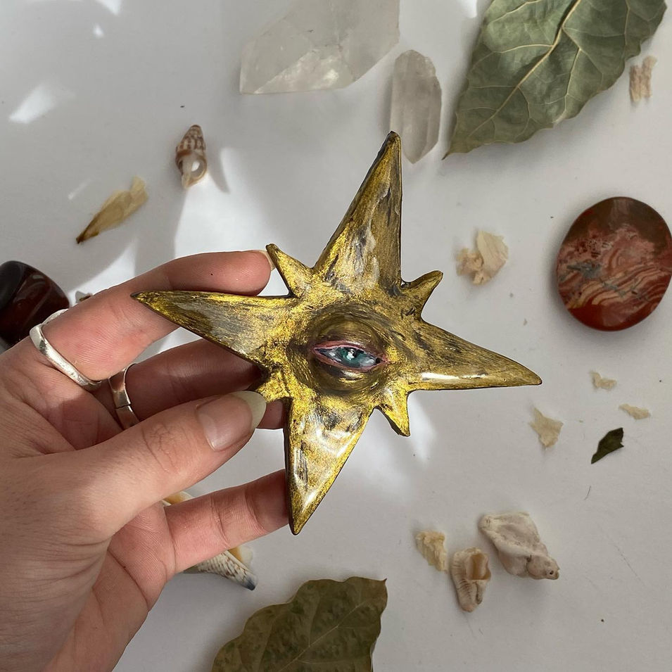 Créations en argile faites et peintes à la main par Alexie Kajpust graphiste illustratrice freelance