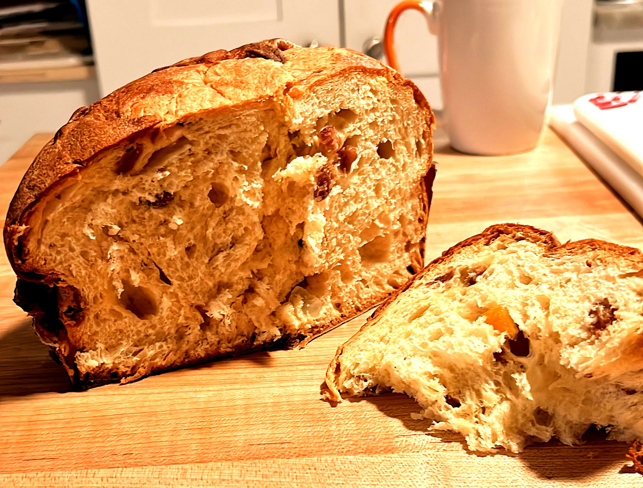 Original panettone with candied fruit and raisins