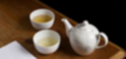 deux tasses de thé Dammann frères infusant