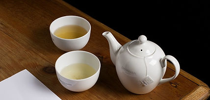 deux tasses de thé Dammann frères infusant