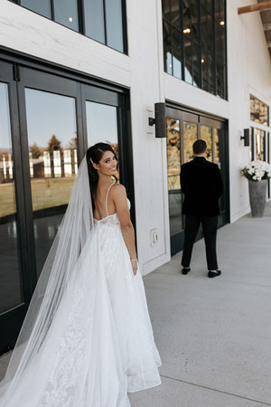 bride look over her shoulder
