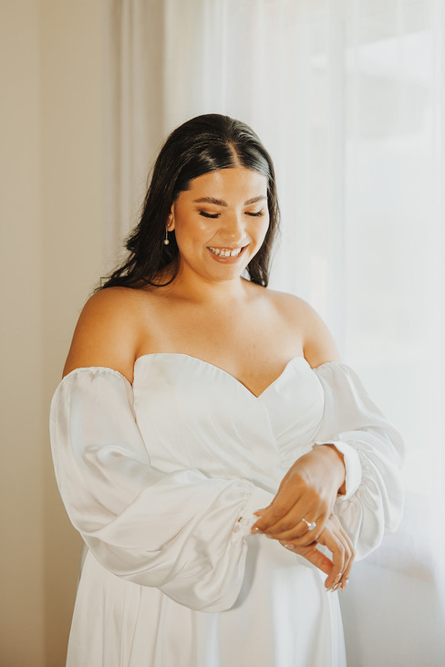 bride putting on final touches