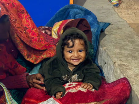 कड़ाके की ठंड में सड़क पर जिंदगी, दुधमुंहे बच्चे के साथ भटक रही महिला