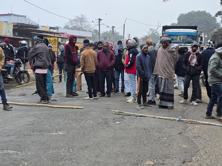 दुमका में ई-रिक्शा चालक की हत्या के विरोध में शिकारीपाड़ा में एनएच-114A जाम