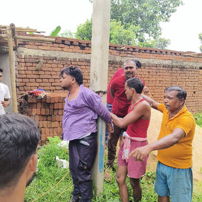 फर्जी पुलिस बनकर पहुंचे दो युवक गिरफ्तार, ग्रामीणों ने खंभे से बांधकर पुलिस को सौंपा