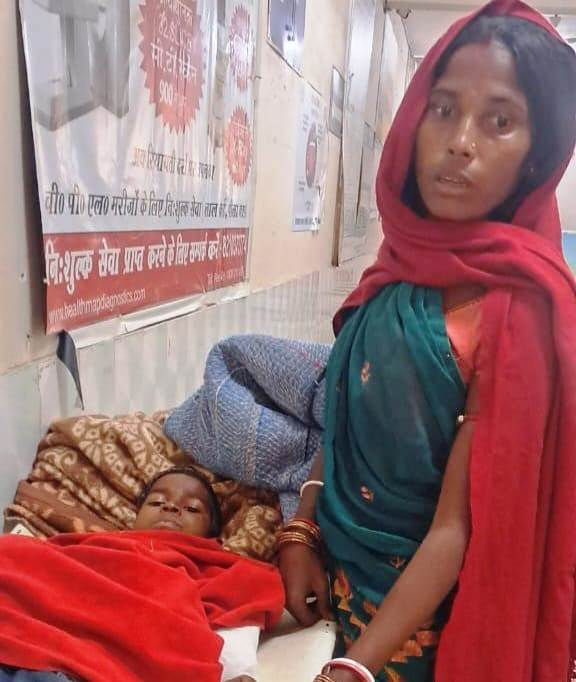 पेड़ से गिरकर 6 वर्षीय बच्चे के दोनों हाथ टूटे, 108 एंबुलेंस नहीं पहुंची