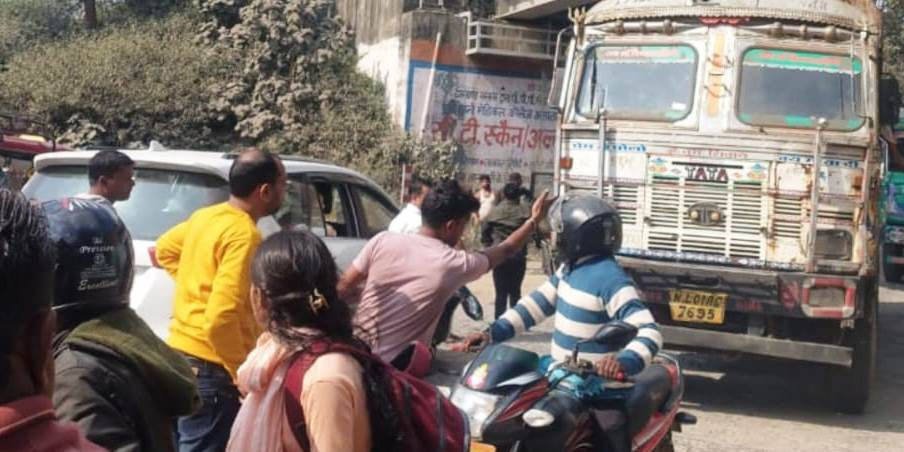 दुमका में तेज रफ्तार टैंकर का तांडव, जामा थाना क्षेत्र में ट्रक, पैदल यात्री और इनोवा कार को मारी टक्कर
