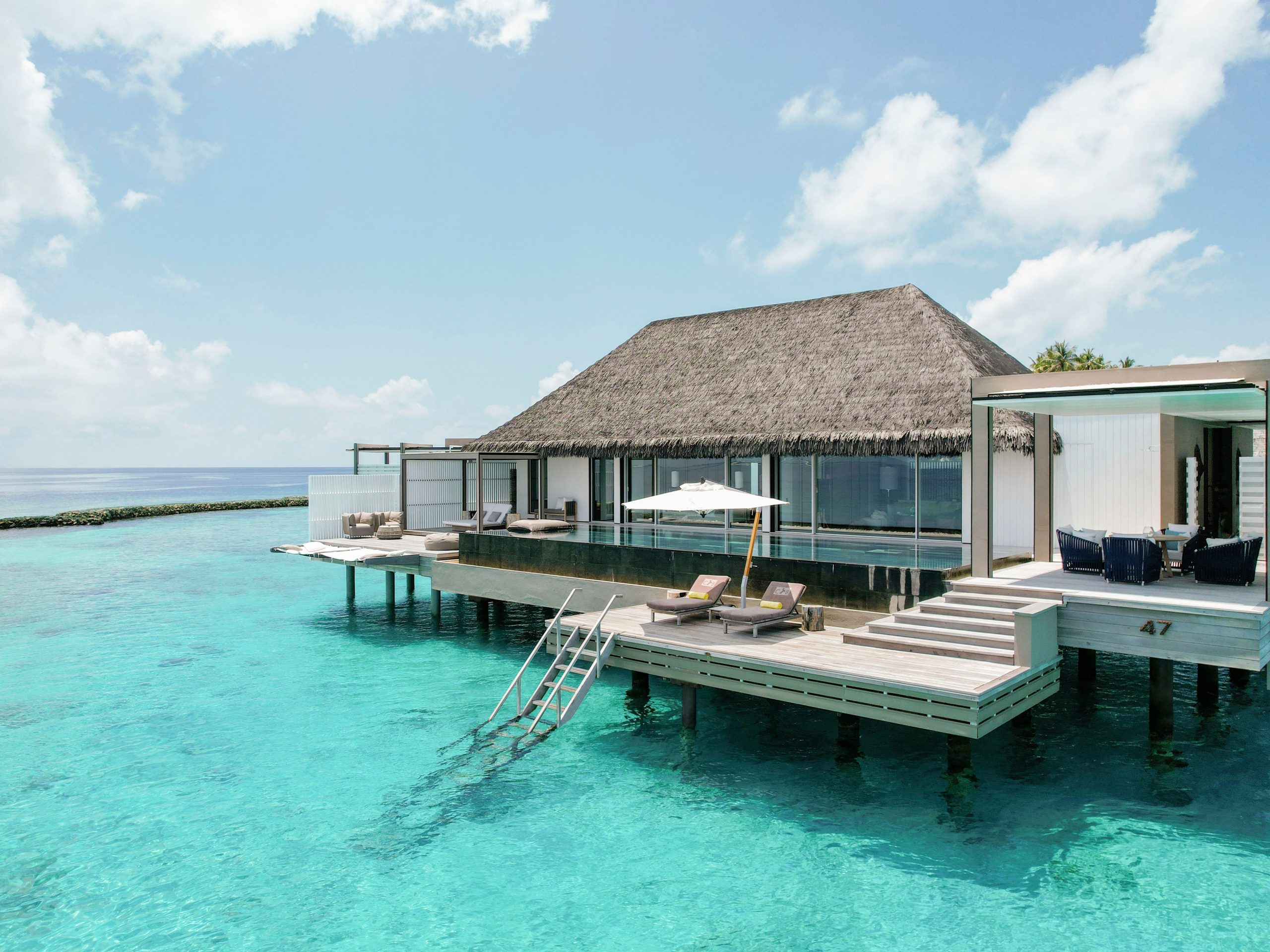 Piscine à débordement face au lagon