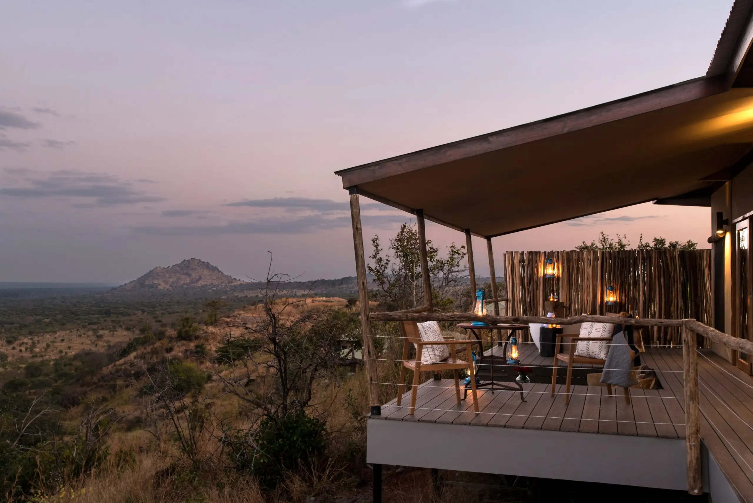 Vue du Four Seasons Safari Lodge avec des éléphants