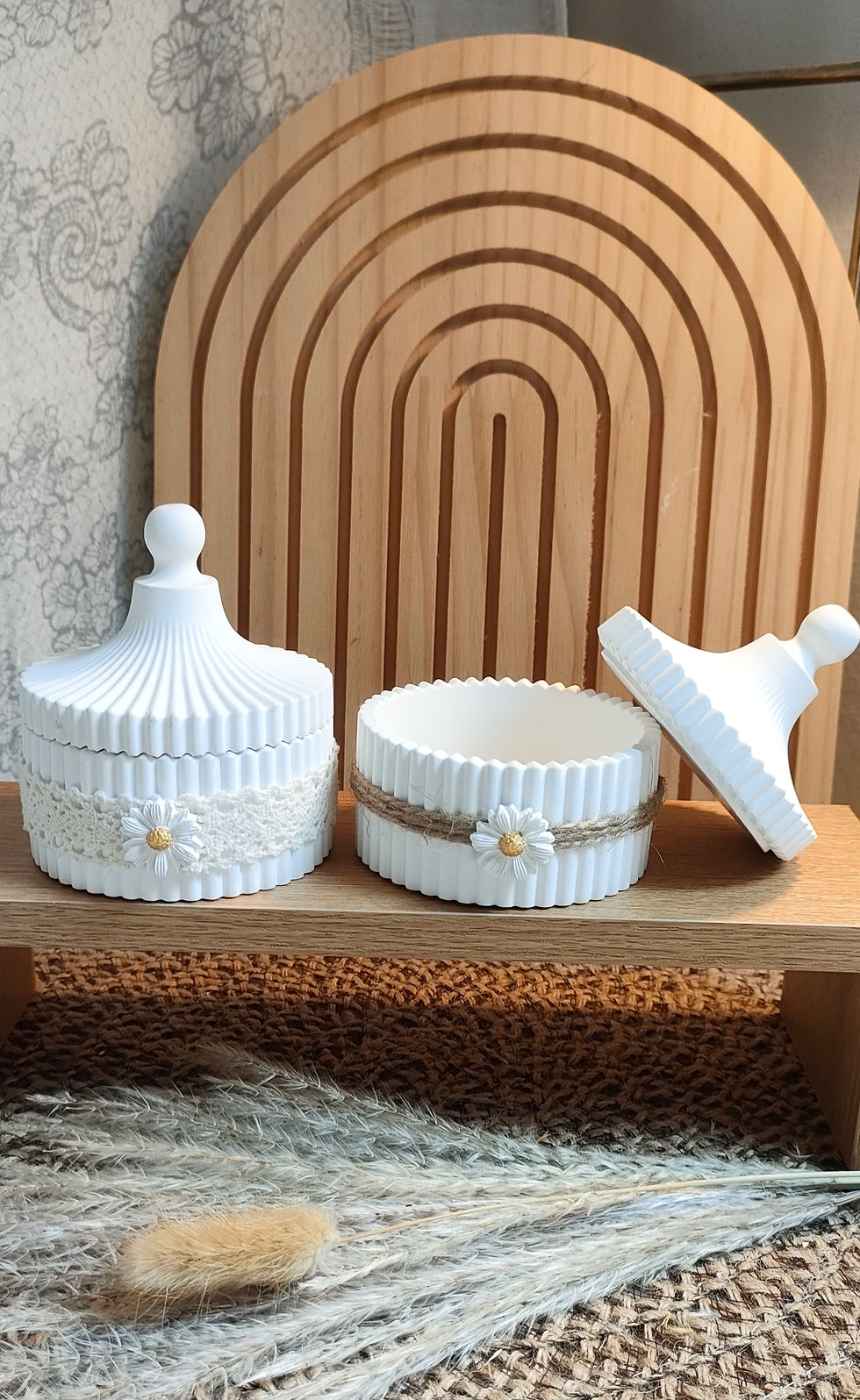 Bonbonnières en plâtre artisanales avec couvercle et ruban naturel ou dentelle à offrir ou à décorer