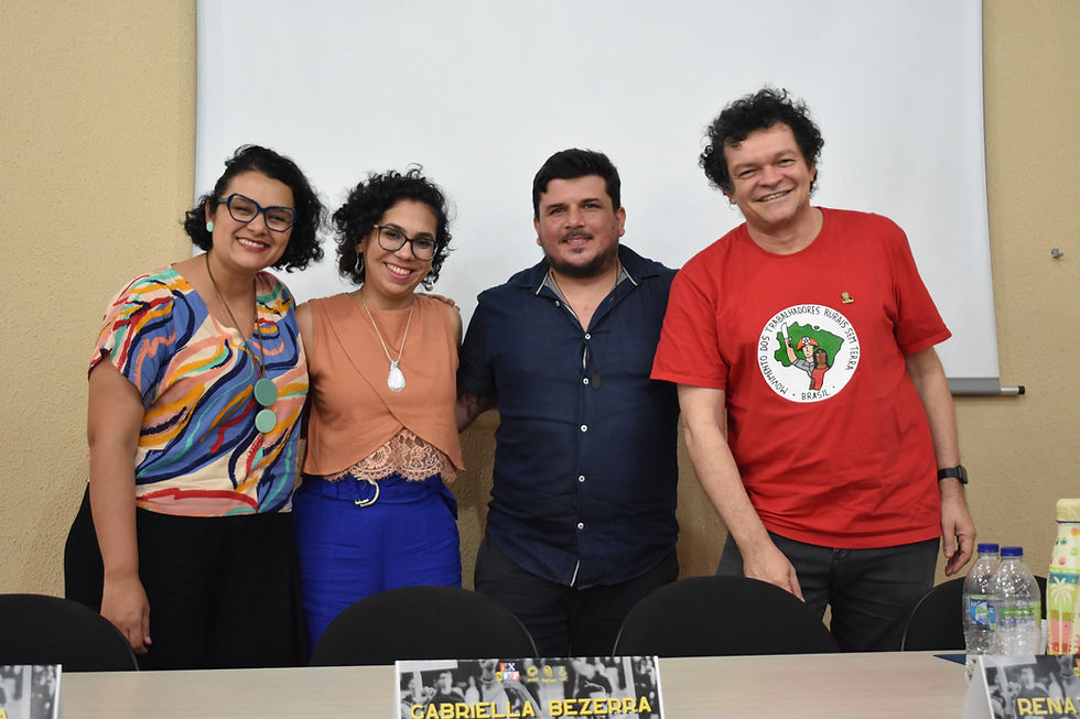 A imagem mostra os quatro participantes da mesa de abertura. Da esquerda para a direita: Glícia Pontes, Gabriella Bezerra, Rodrigo Lima, Renato Ribeiro