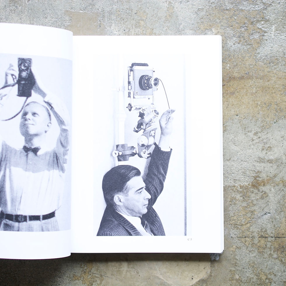 サムネイル： HOLDING THE CAMERA by Alberto Vieceli