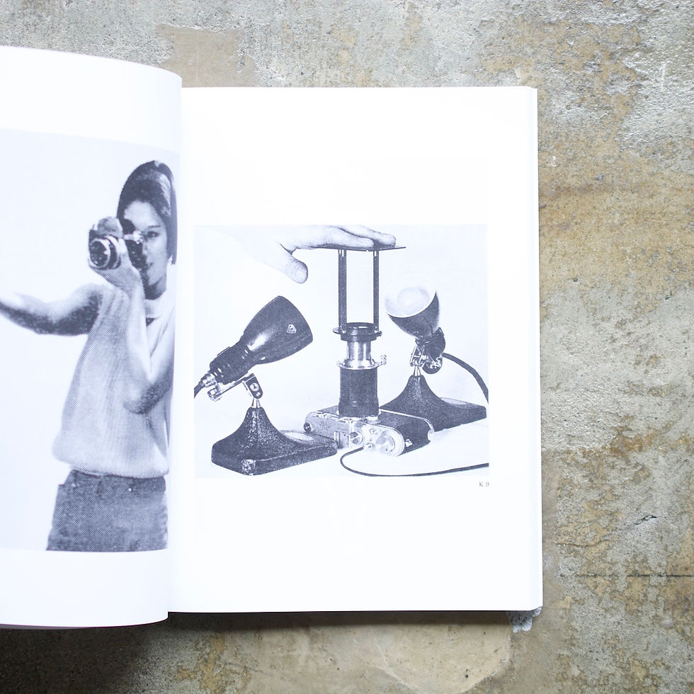 サムネイル： HOLDING THE CAMERA by Alberto Vieceli