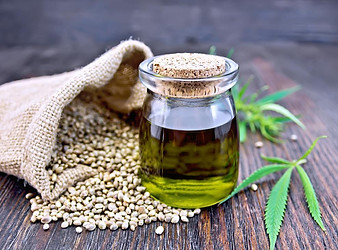 hemp-oil-in-glass-bottle-next-to-hemp-se
