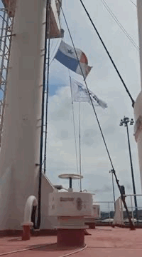 Surpesa- bandeira da Skål tremulando num dos navios passando pela eclusa