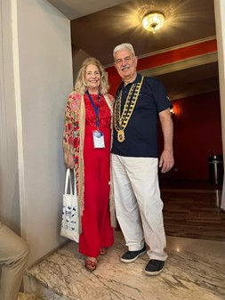 Com Teixeira, na porta do Teatro, Josefa Diaz, presidente do Skål de Cádiz, na Espanha, que vai sediar o Congresso em 2027