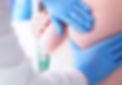 Exame clínico das mamas realizado por médico com luvas azuis, simbolizando prevenção ao câncer de mama e cuidados em mastologia.