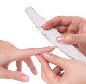 عناية بالأظافر في صالون تجميل