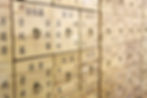 muro di cassetti in legno con scritte cinesi