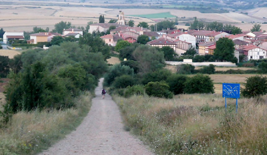 This is a vew of the trail leading to the village of Agés.
