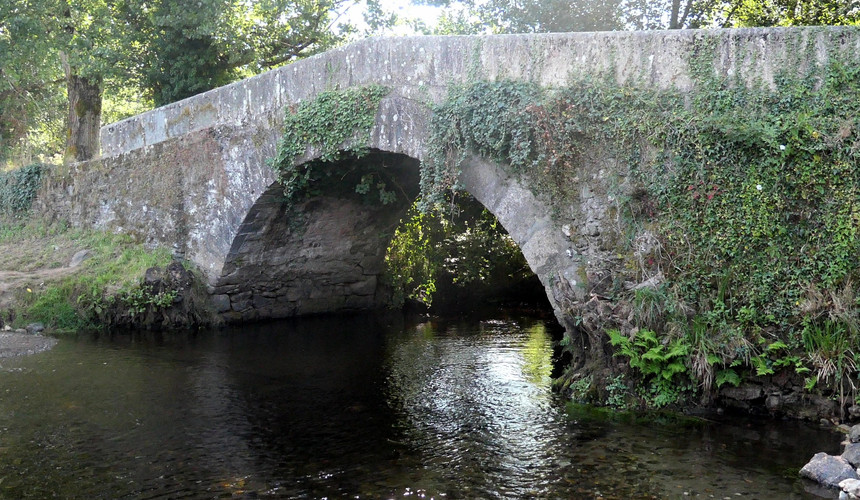 This is a bridge in the village of Ribadiso da Baixo.