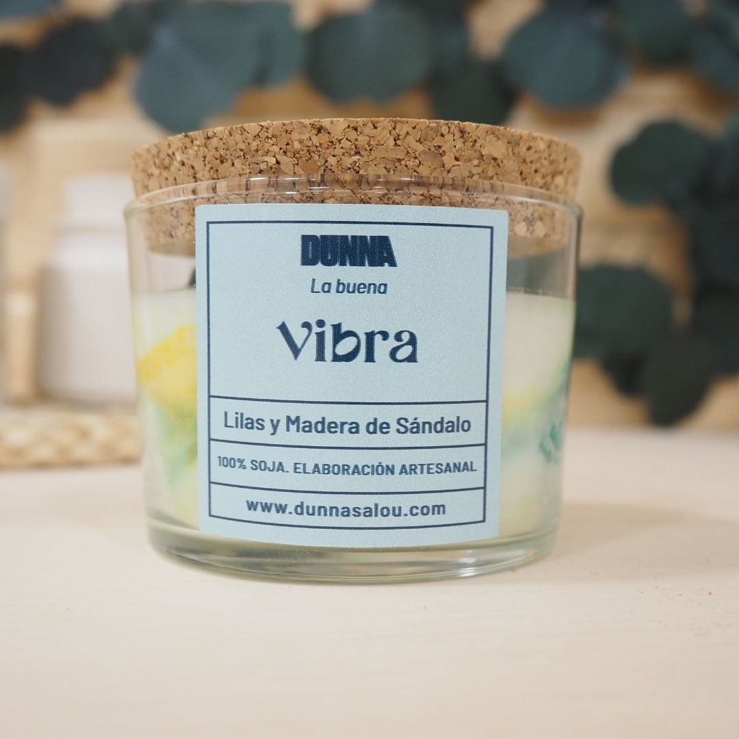 VELA DE CERA DE SOJA VIBRA LILAS Y MADERA DE SANDALO